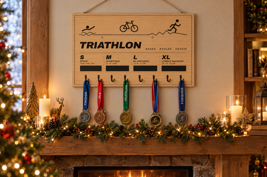 Tableau porte-médailles Triathlon en bois gravé au laser, Finisher Board (visuel d’ambiance) 2