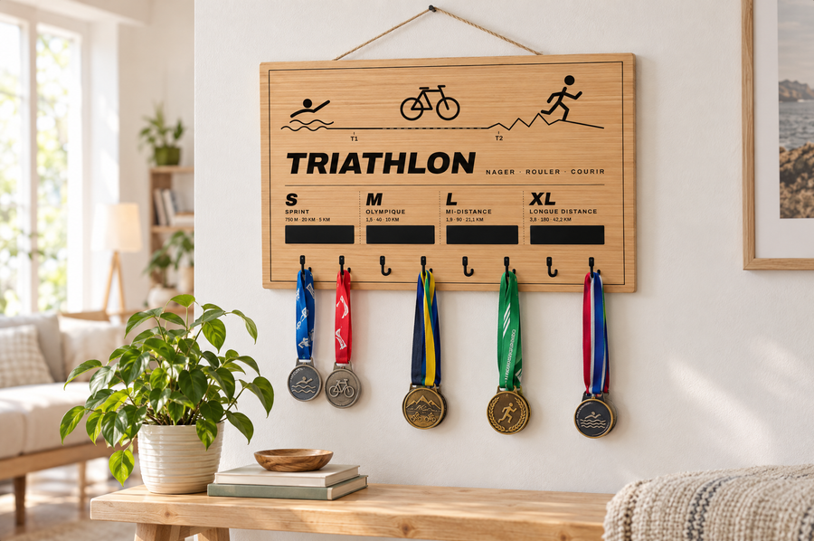 Tableau porte-médailles Triathlon en bois gravé au laser, Finisher Board (visuel d’ambiance) 3