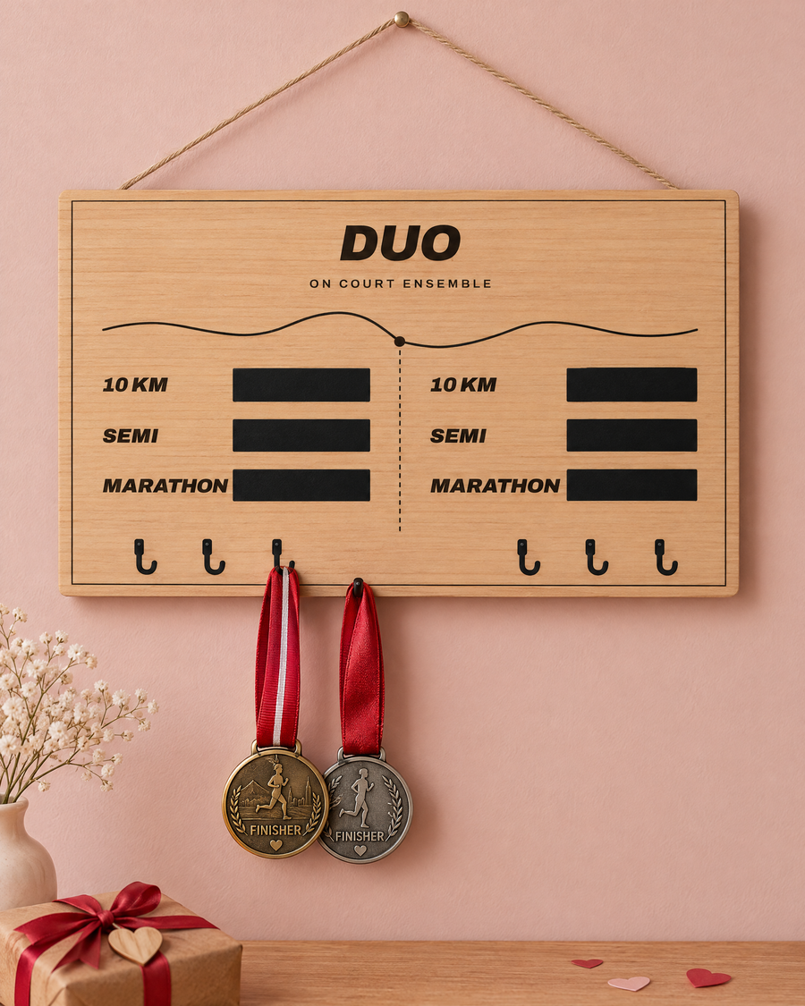 Tableau porte-médailles Duo en bois gravé au laser, Finisher Board (visuel d’ambiance) 5